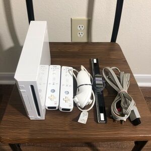Nintendo Wii Console White Controllers RVL-001
